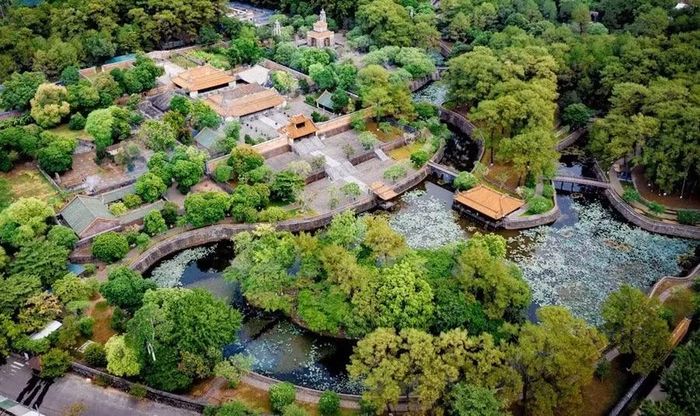 Nhiều hành vi không chuẩn mực và sử dụng flycam đều bị cấm khi vào tham quan di tích Huế.
