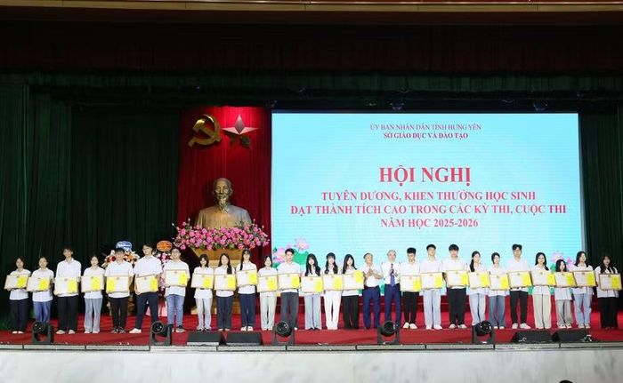 Ông Phạm Đồng Thụy, Giám đốc Sở GD&amp;ĐT tỉnh Hưng Yên và các đại biểu trao thưởng cho các học sinh có thành tích xuất sắc.