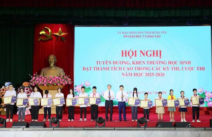 Ông Phạm Văn Nghiêm, Phó Chủ tịch UBND tỉnh Hưng Yên và các đại biểu trao thưởng cho các học sinh có thành tích xuất sắc.