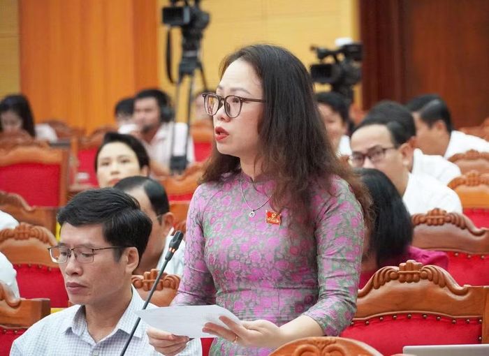 Đại biểu trao đổi tại kỳ họp. Ảnh: PX