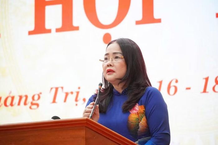 Bà Lê Thị Hương, Giám đốc Sở GD&amp;ĐT Quảng Trị trả lời các nội dung đại biểu quan tâm.