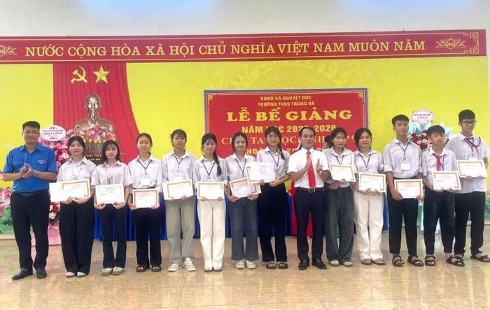 Lãnh đạo trường trao thưởng cho các em học sinh đạt thành tích cao trong năm học 2025 - 2026.