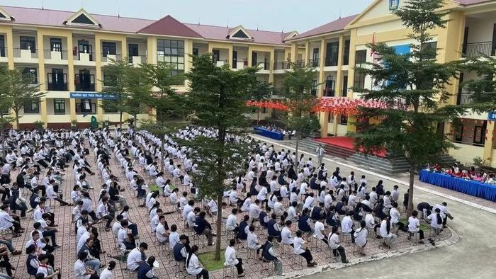 Cảnh quan môi trường sư phạm Trường THCS Trung Hà khang trang, sạch, đẹp.