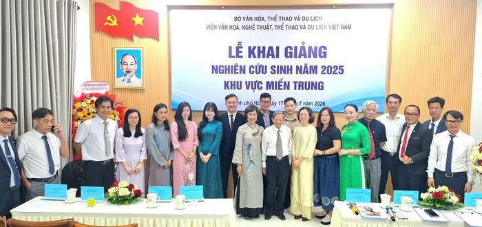 Các đại biểu, thầy cô giáo cùng các học viên chụp ảnh lưu niệm tại lễ khai giảng.