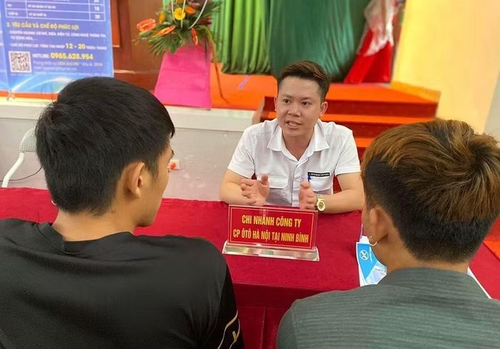 Đại diện doanh nghiệp tư vấn tuyển dụng, giới thiệu cơ hội việc làm cho học viên tại chương trình hướng nghiệp. Ảnh: BNB