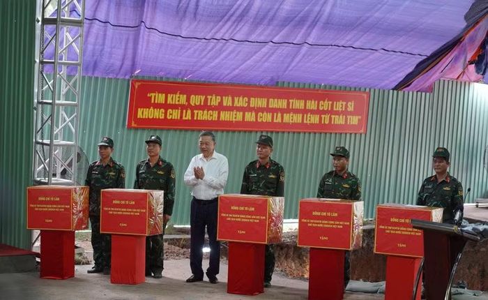 Tổng Bí thư, Chủ tịch nước tặng quà các lực lượng tìm kiếm hài cốt liệt sĩ tại Công viên Lê Thị Riêng.