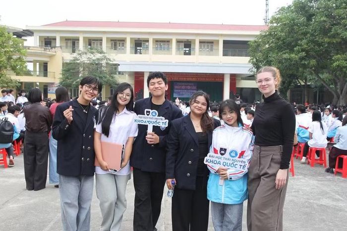 Sinh viên Khoa Quốc tế tại ngày hội tư vấn tuyển sinh.