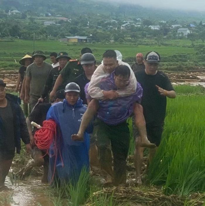 Đến 11h15, 2 người bị cô lập đã được đưa vào bờ an toàn và chuyển đến Trạm Y tế để kiểm tra, sơ cứu.