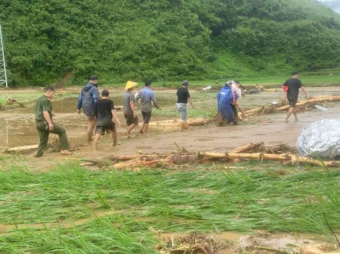 Hỗ trợ đưa nạn nhân bị cô lập đến nơi an toàn.