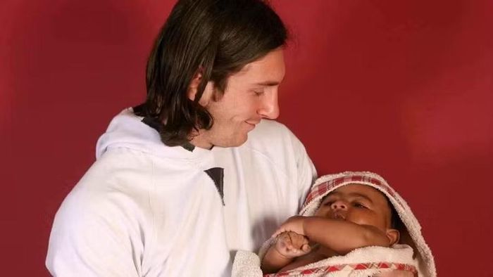 Lionel Messi tắm cho Lamine Yamal khi tài năng Tây Ban Nha mới khoảng 5 tháng tuổi trong buổi chụp lịch từ thiện năm 2007. Ảnh: AP