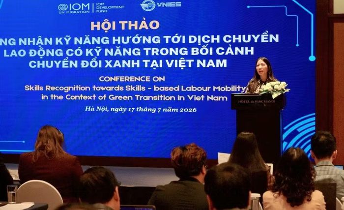 Bà Lê Thị Hằng - Phó Cục trưởng, Cục Giáo dục nghề nghiệp và Giáo dục thường xuyên (Bộ GD&ĐT) báo cáo tại hội thảo.