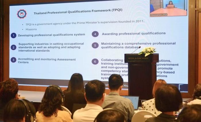 Chuyên gia chia sẻ tại hội thảo bằng hình thức trực tuyến.