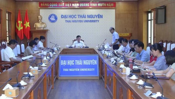 PGS.TS Hoàng Văn Hùng, Giám đốc Đại học Thái Nguyên làm việc với Trường Ngoại ngữ.