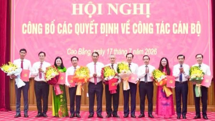 Lãnh đạo tỉnh Cao Bằng trao các quyết định về công tác cán bộ.