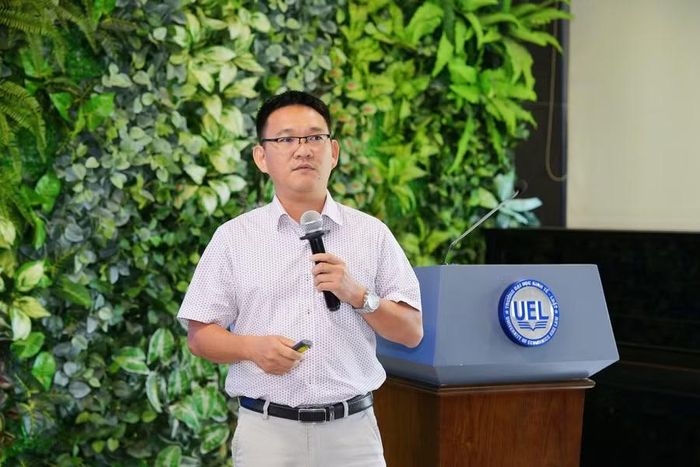 TS Nguyễn Tiến Trung với tham luận về vai trò của xuất nhập khẩu và FDI trong nâng cao vị thế chuỗi giá trị toàn cầu của vùng Đông Nam Bộ gắn với chuyển đổi số và kinh tế tuần hoàn.