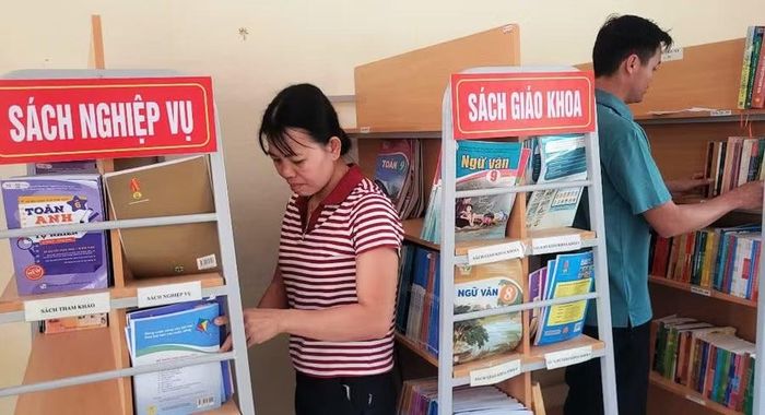 Nhân viên thư viện Trường THCS Quang Chiểu (Thanh Hóa) đang làm việc. Ảnh minh họa