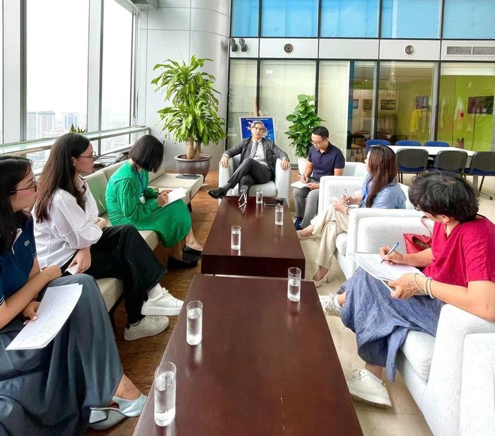 Đại sứ Sujiro Seam trả lời phỏng vấn báo chí Việt Nam. (Nguồn: Đại sứ quán EU tại Việt Nam)