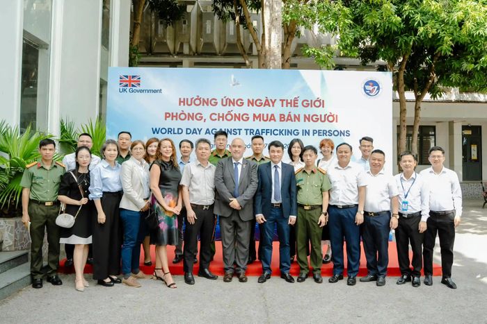 Các đại biểu chụp ảnh chung tại sự kiện. (Nguồn: Đại sứ quán Anh tại Việt Nam)