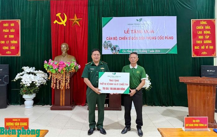 Ông Nguyễn Hải Quý, đại diện Quỹ Hành trình tương lai trao biểu trưng tặng 10 bộ thiết bị vệ sinh và 1 ti vi 100 inch, tổng trị giá 100 triệu đồng cho Đồn Biên phòng Cốc Pàng. Ảnh: Văn Dương