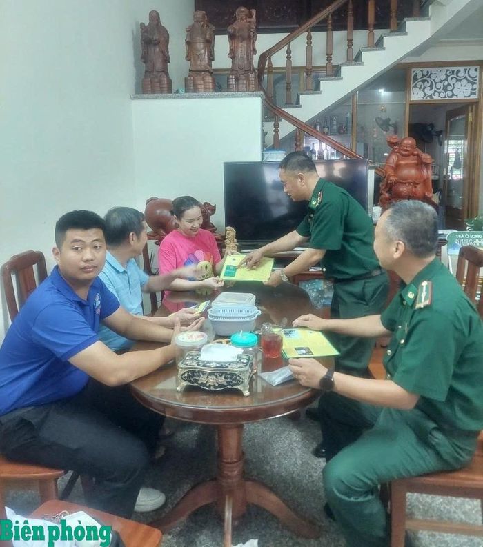 Cán bộ Đồn Biên phòng cửa khẩu quốc tế Móng Cái đến nhà phát tờ rơi, tuyên truyền pháp luật cho nhân dân trên địa bàn. Ảnh: Xuân Quyết