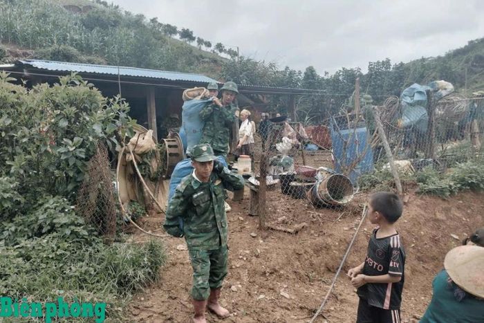 Cán bộ, chiến sĩ Đồn Biên phòng Chiềng Tương, Bộ đội Biên phòng tỉnh Sơn La giúp nhân dân di chuyển đồ đạc đến nơi an toàn. Ảnh: Quàng Hùng