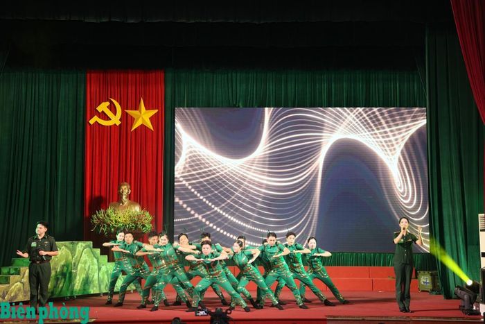 Đội thi Lữ đoàn Thông tin 21 khẳng định quyết tâm làm chủ khoa học, công nghệ, bảo đảm thông tin liên lạc "Kịp thời - Chính xác - Bí mật - An toàn". Ảnh: Xuân Khoa