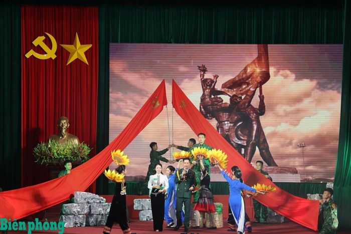 Đội thi Ban Chỉ huy Bộ đội Biên phòng tỉnh Điện Biên lan tỏa thông điệp giáo dục lý tưởng cách mạng, khơi dậy khát vọng cống hiến của thế hệ trẻ. Ảnh: Xuân Khoa
