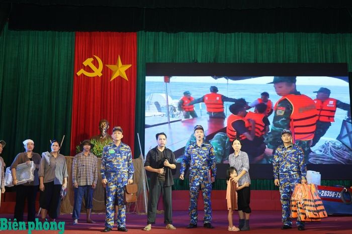 Đội thi Hải đoàn Biên phòng 38 mang đến tiết mục giàu cảm xúc với chủ đề "Điểm tựa giữa trùng khơi". Ảnh: Xuân Khoa