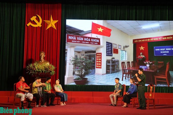 Đội thi Ban Chỉ huy Bộ đội Biên phòng tỉnh Vĩnh Long khắc họa hình ảnh Bộ đội Biên phòng gắn bó, xây dựng "thế trận lòng dân" trong đồng bào Khmer. Ảnh: Xuân Khoa