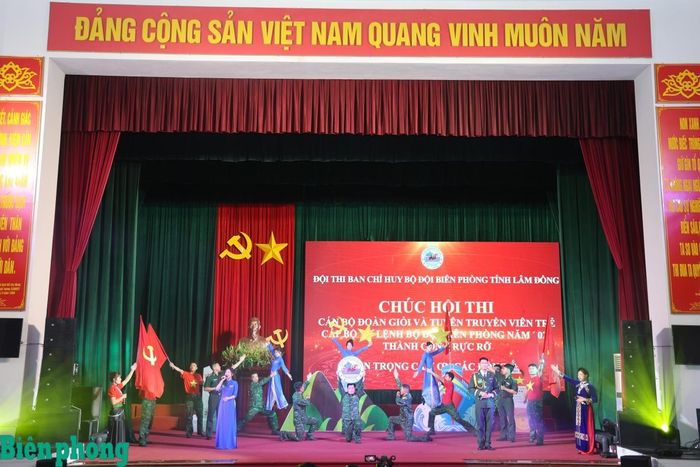 Đội thi Ban Chỉ huy Bộ đội Biên phòng tỉnh Lâm Đồng khắc họa khát vọng vươn lên, bản lĩnh của tuổi trẻ Việt Nam trong kỷ nguyên mới. Ảnh: Xuân Khoa