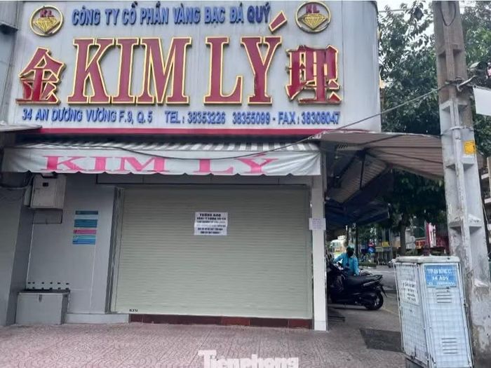 Tiệm vàng Kim Lý ngừng hoạt động sau khi bà chủ bị bắt. Ảnh: UP.