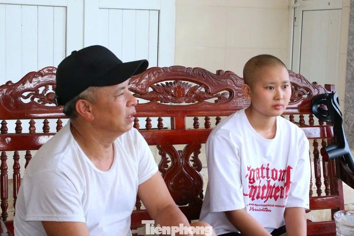 Dung cùng bố - ông Nguyễn Khắc Lý - cũng đang điều trị ung thư máu.