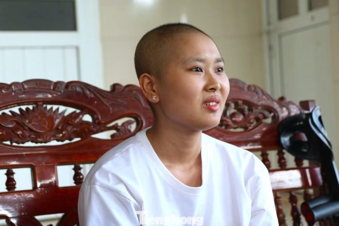 Dù phải cắt bỏ một chân để giữ mạng sống, Dung vẫn rất lạc quan, không đầu hàng số phận.