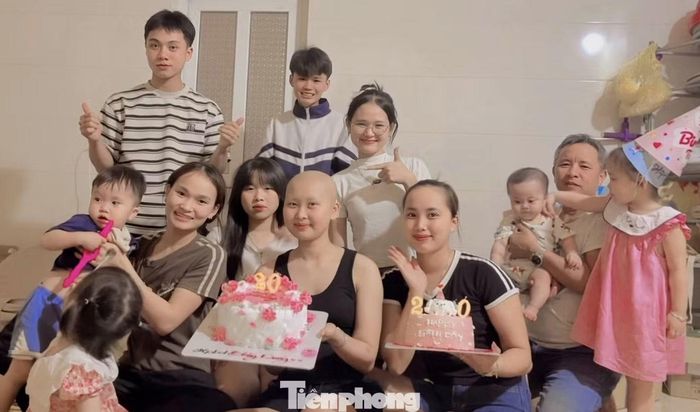 Dung hạnh phúc bên người thân trong ngày sinh nhật.