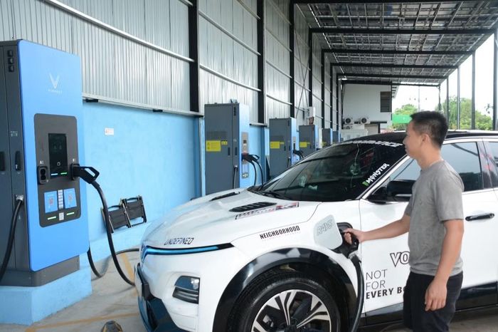 Anh Đặng Văn Phúc sử dụng dịch vụ sạc điện cho xe ô tô gia đình (Ảnh: Đại Dương)