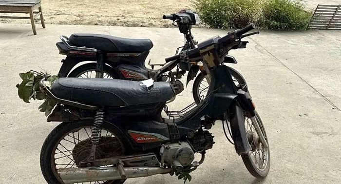 Tang vật vụ án gồm 3 xe mô tô cùng nhiều vật chứng liên quan được lực lượng chức năng thu giữ. Ảnh: Công an Tây Ninh