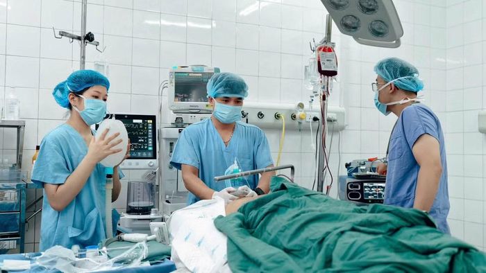 Các bác sĩ đang hồi sức cho bệnh nhân 54 tuổi.