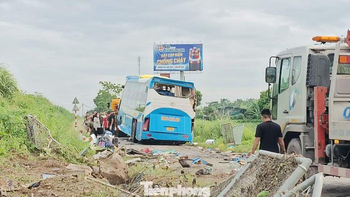 Vụ tai nạn khiến 4 người tử vong, nhiều người bị thương được đưa đi cấp cứu.