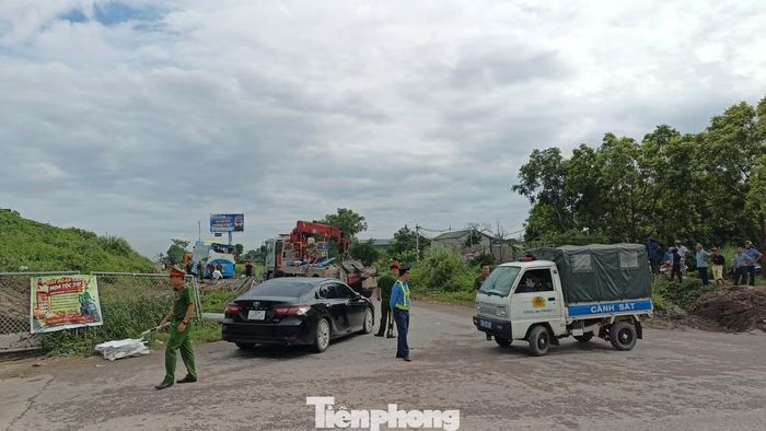 Xe cẩu được huy động để di chuyển phương tiện.