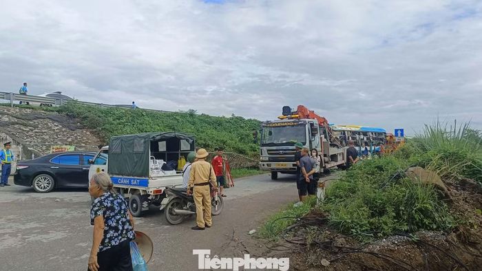 Lực lượng chức năng phong tỏa khu vực để phục vụ công tác điều tra.