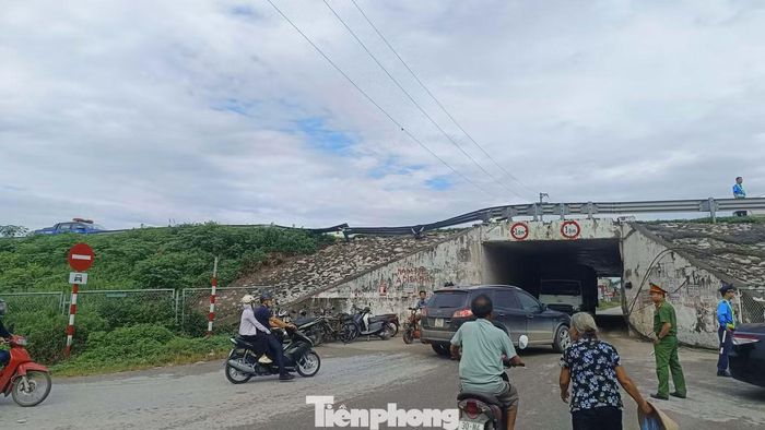 Hàng rào tôn bị đâm hỏng. Hiện nguyên nhân vụ việc đang được làm rõ.