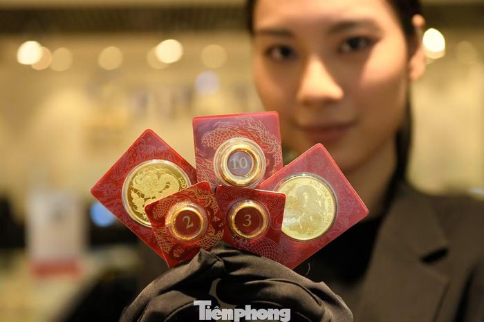 Giá vàng trong nước giảm mạnh theo thế giới (ảnh: Như Ý).