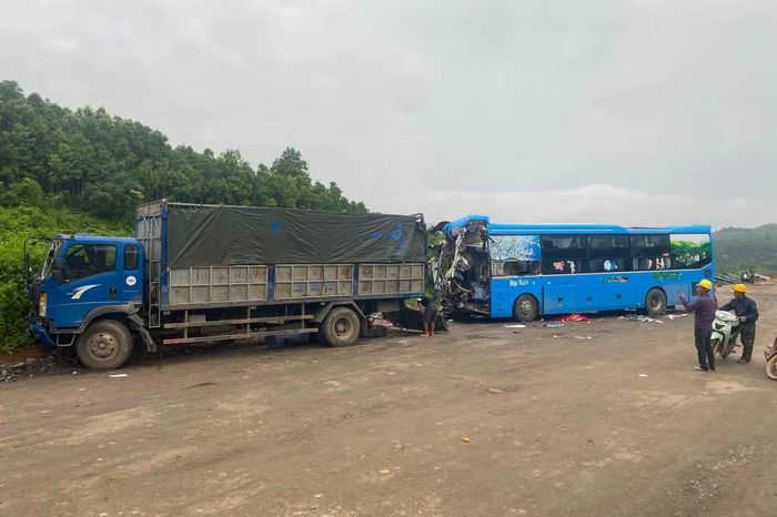 Cơ quan chức năng đang điều tra nguyên nhân vụ tai nạn.