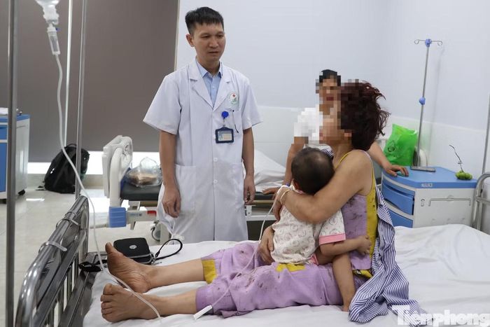 Bác sĩ thăm hỏi, kiểm tra sức khỏe các nạn nhân.