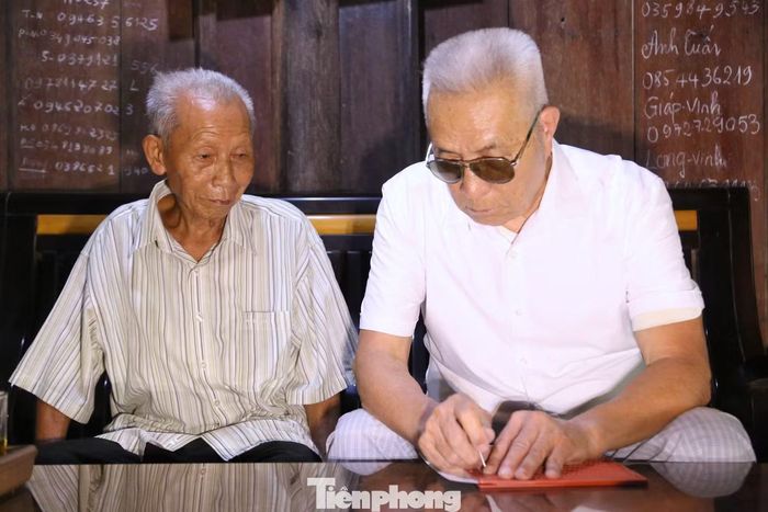 Sau khi mất thị lực, ông Khoa kiên trì học và sử dụng chữ nổi Braille để tiếp tục học tập, làm việc và cống hiến.