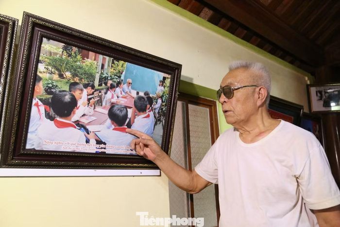 Bức ảnh lưu lại lớp học miễn phí của thương binh Nguyễn Đăng Khoa.