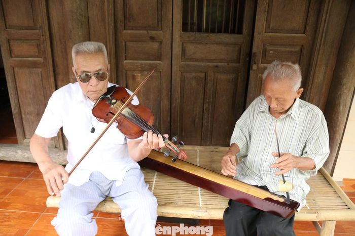 Tiếng đàn của người thương binh mù hòa cùng đồng đội, gợi nhớ những năm tháng hào hùng và nghĩa tình người lính.