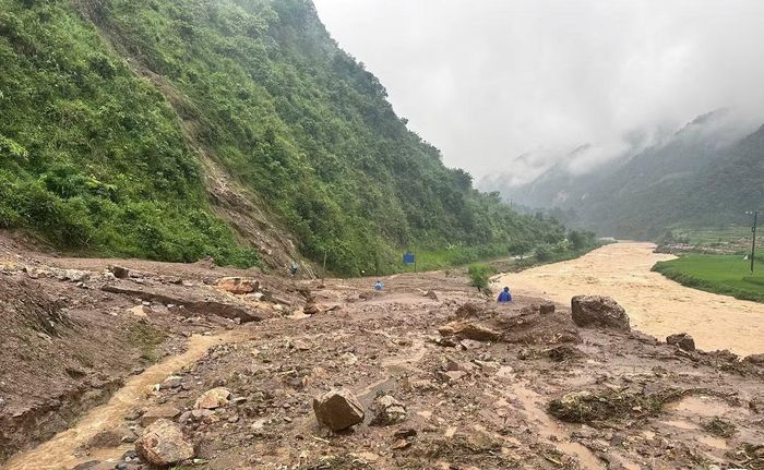 Sạt lở vùi lấp đường giao thông.