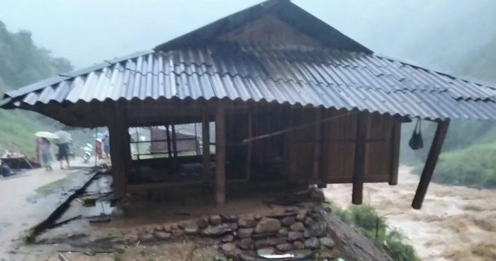 Ngôi nhà của người dân xã Chiềng Hoa sắp bị sập xuống suối.