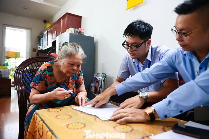 Phòng khách của gia đình trở thành nơi tiếp nhận và giải quyết hồ sơ, mọi quy trình được thực hiện nhanh gọn ngay tại nhà để người cao tuổi không phải vất vả đi lại.